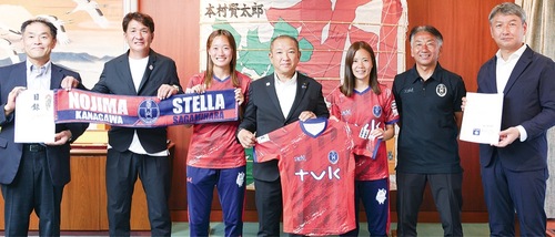 本村市長（中央）に報告する同クラブ運営会社の馬場社長（右）たち