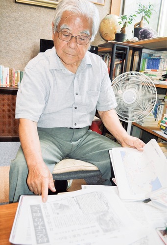 集めた資料をもとに解説する與儀さん