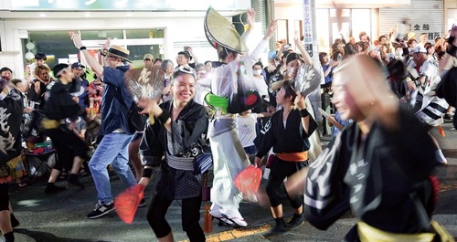 西駅前演舞場でコラボした「壱粋」と「硫黄島島千鳥」。最後は観客も一緒に踊った