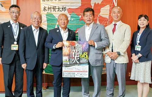 表敬訪問の様子。左から３人目が本村市長、右から３人目が久野実行委員長