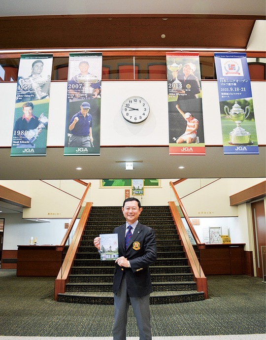 相模原ゴルフクラブのロビーで選手権のチラシを持つ葛谷支配人
