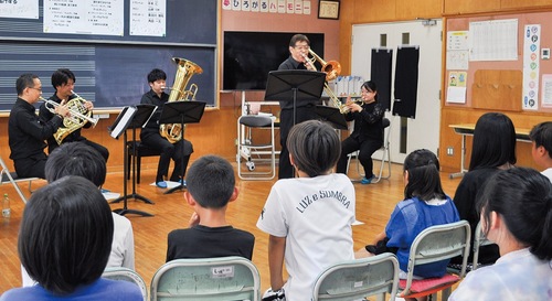 金管五重奏を真剣に聴く児童