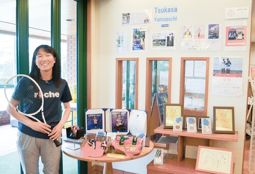 賞状や盾などが飾られたゼストの「山口さんコーナー」