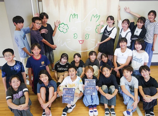 もえにゃんを描いたパネルと協力を呼びかける６年１組の児童