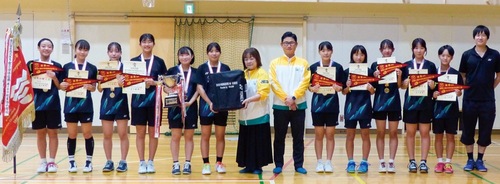 くぬぎ台小学校で行われた贈呈式＝同チーム提供