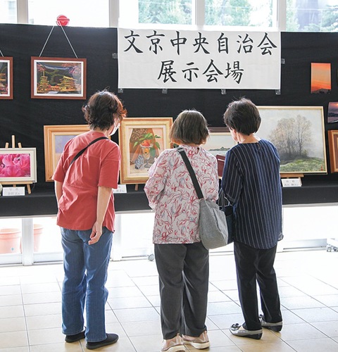 作品展の様子＝同自治会提供