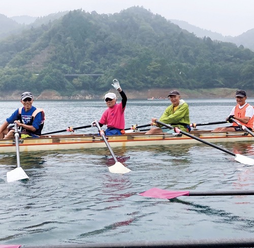 仲間と楽しむ谷藤さん（左から２番目）＝宮ヶ瀬湖ローイングクラブ提供