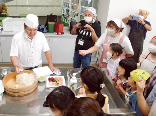 中田さん（左）のレクチャーに興味津々の子どもたち（一部画像処理）＝同クラブ提供