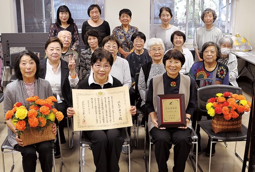 受章を喜ぶれんげカフェの利用者ら（前列左から2番目が阿部さん）