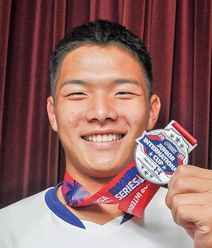 メダルを手にする藤曲さん