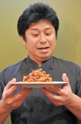 ｢激辛アラビアータ」を前に辛い表情をする中田さん