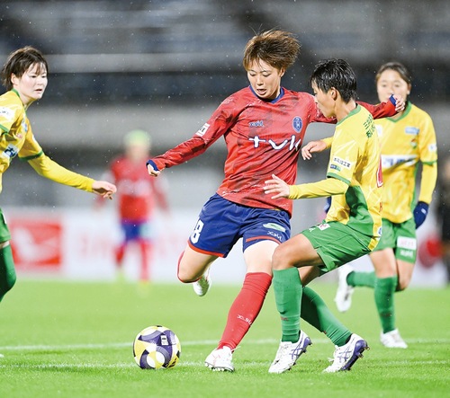 ゴールを狙う片山由菜選手＝WEリーグ提供
