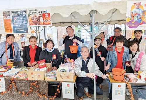 ブースで募金を呼び掛けたメンバーたち＝同クラブ提供