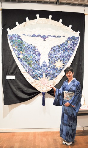 作品を紹介する間藤さん