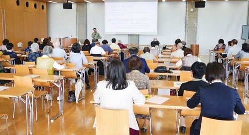 熱心に聞く参加者