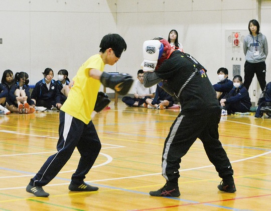ミット打ちをする工藤さん（左）と村松代表理事（右）