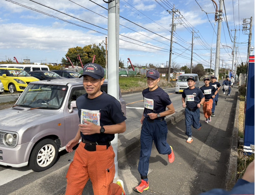 市内を走る消防職員＝消防局提供＝