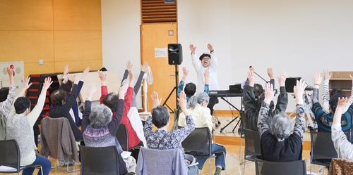 講座の様子。中央の白いシャツを着た人が岩崎さん
