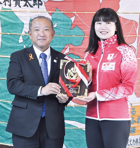 市長から盾を贈られた小谷さん（右）