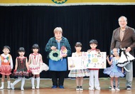 幼稚園に１２００着を寄贈