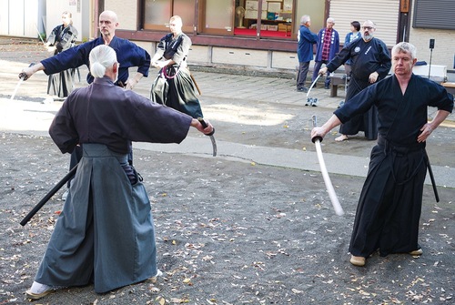 模擬刀で行われた形
