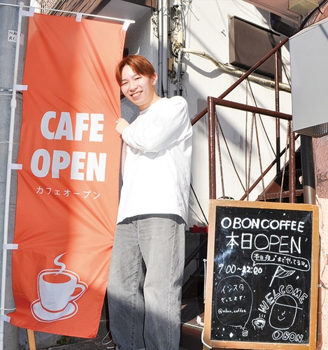 店の前に立つ江澤さん