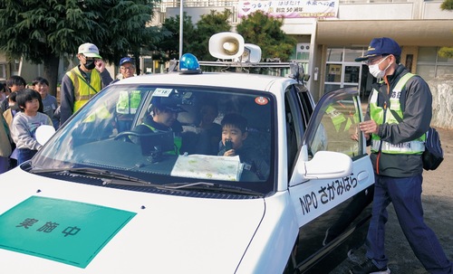 青パトの乗車体験をする児童たち