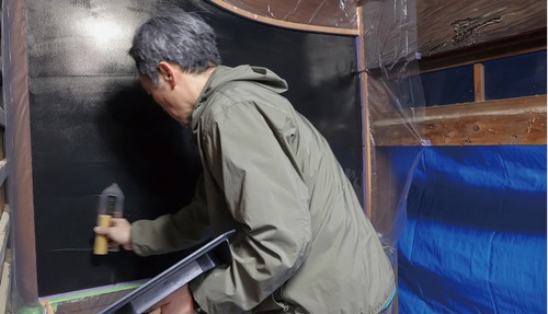 漆喰を平らにしていく長田さん