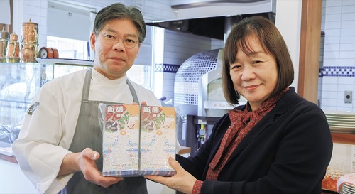 マップを手に取る荒井会長（右）と金子さん