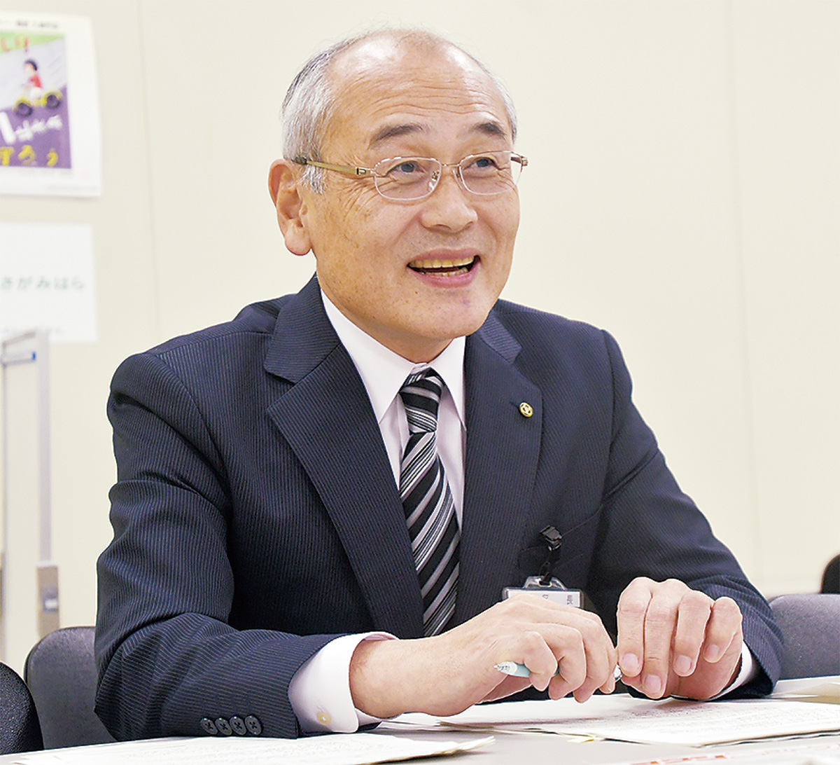 温和な表情で昨年を振り返る佐藤暁区長