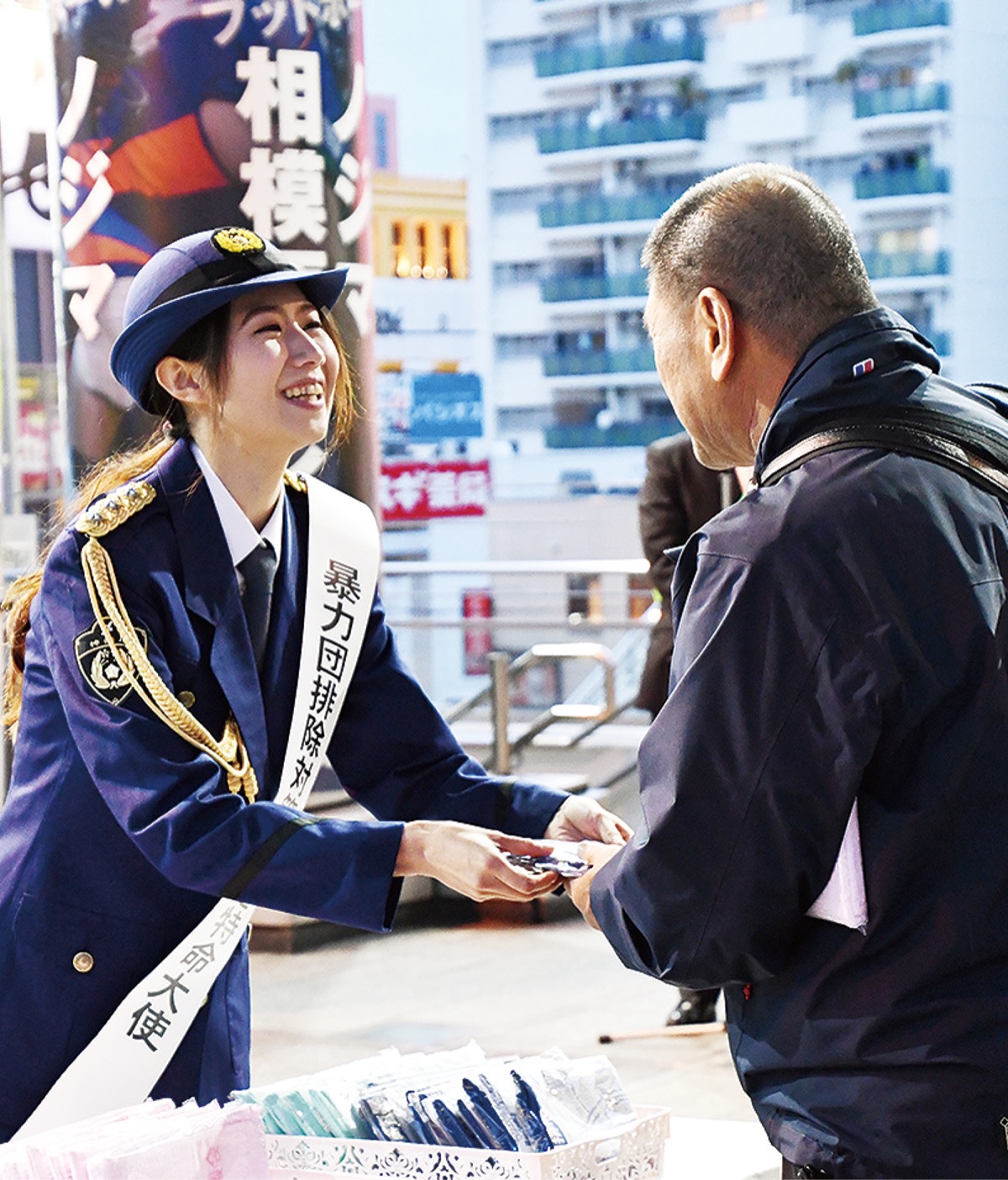 啓発グッズを配る松林さん