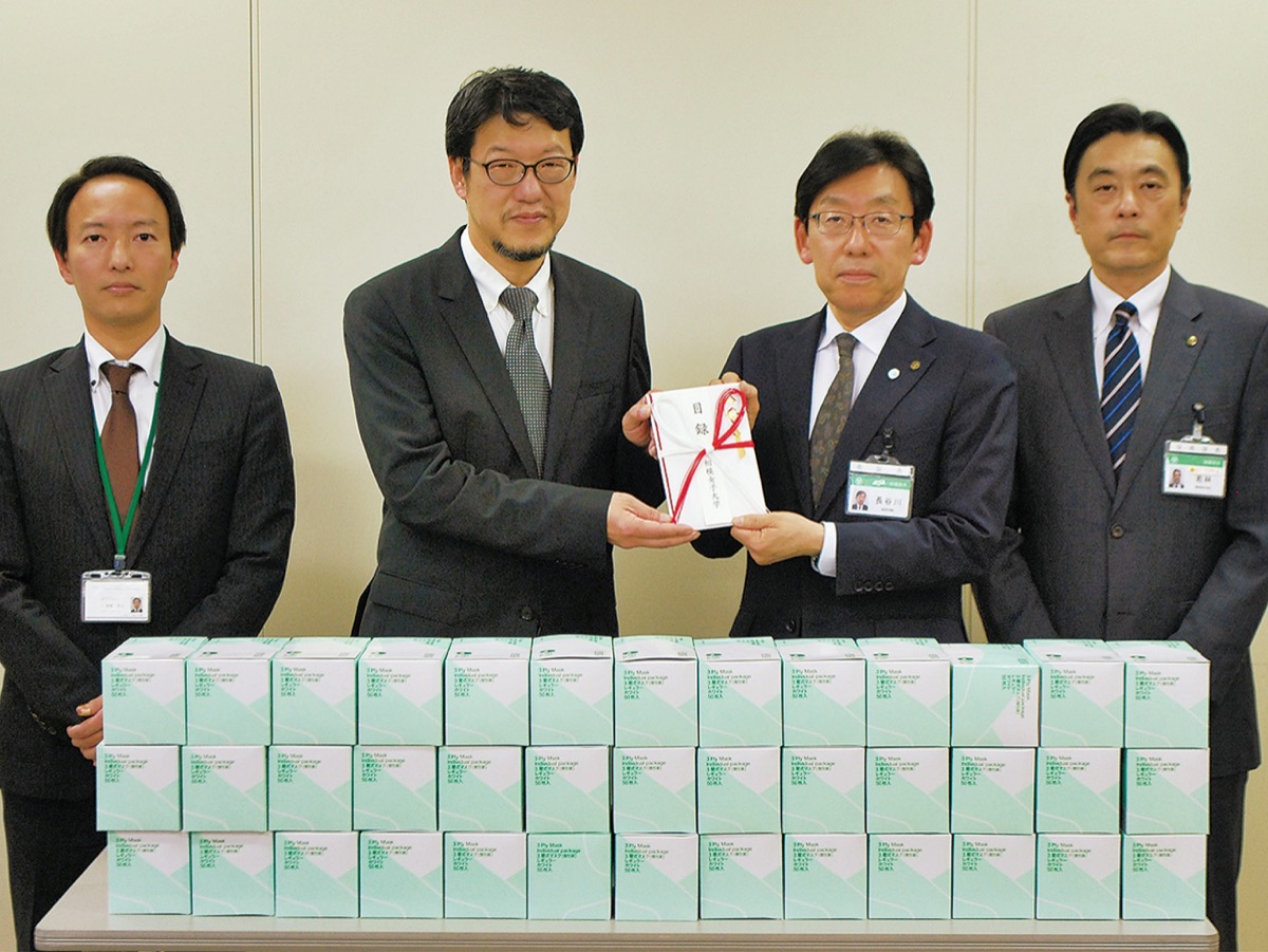 寄贈式に出席した（左から）齋藤淳志学園事務部長、速水俊裕事務局長、長谷川伸南区長、若林和彦こども・若者未来局参事