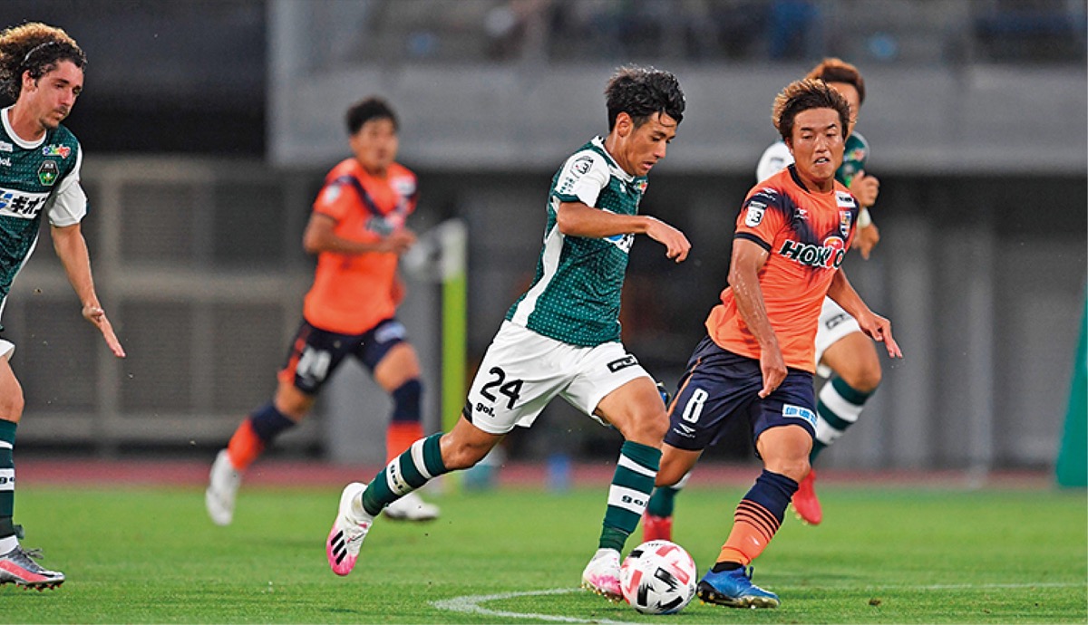 相手と競り合う選手＝ＳＣ相模原提供