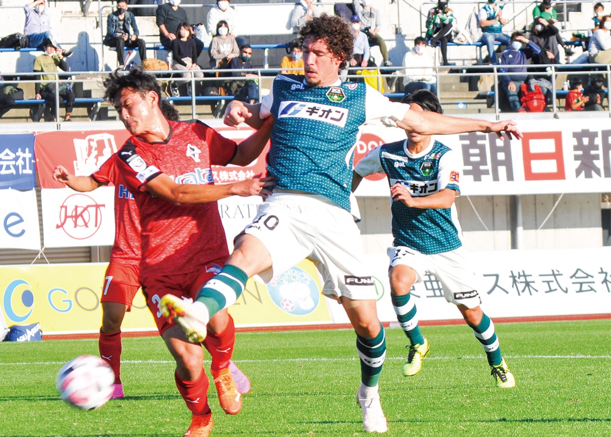 ゴール前で相手ＤＦと競るエースのＦＷホムロ