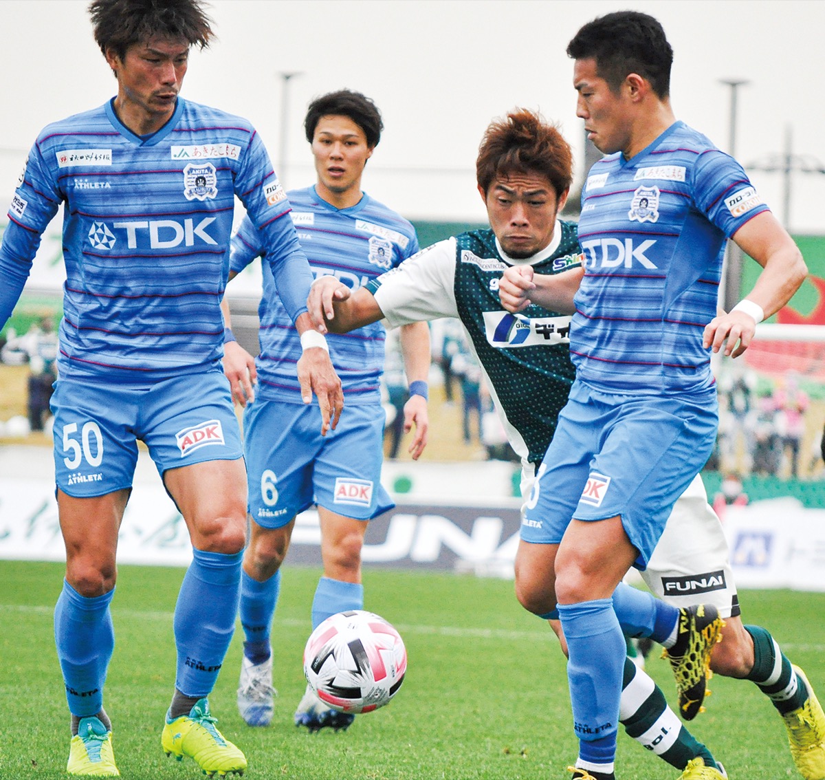 相手選手に囲まれる中、ドリブルで突破を図る才藤