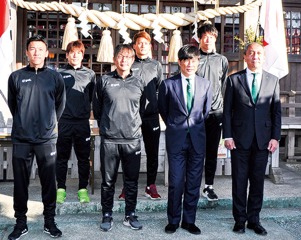 必勝祈願を行った監督や選手ら