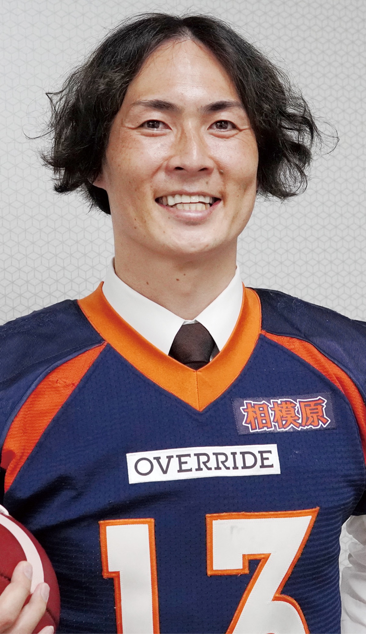 会見後、ユニフォームに袖を通す石川選手＝11日・写真はライズ提供