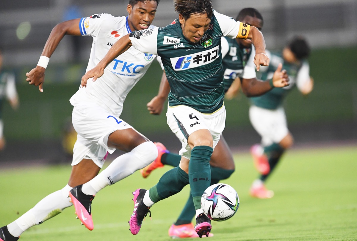 チャンスを作るMF藤本淳吾＝SC相模原提供