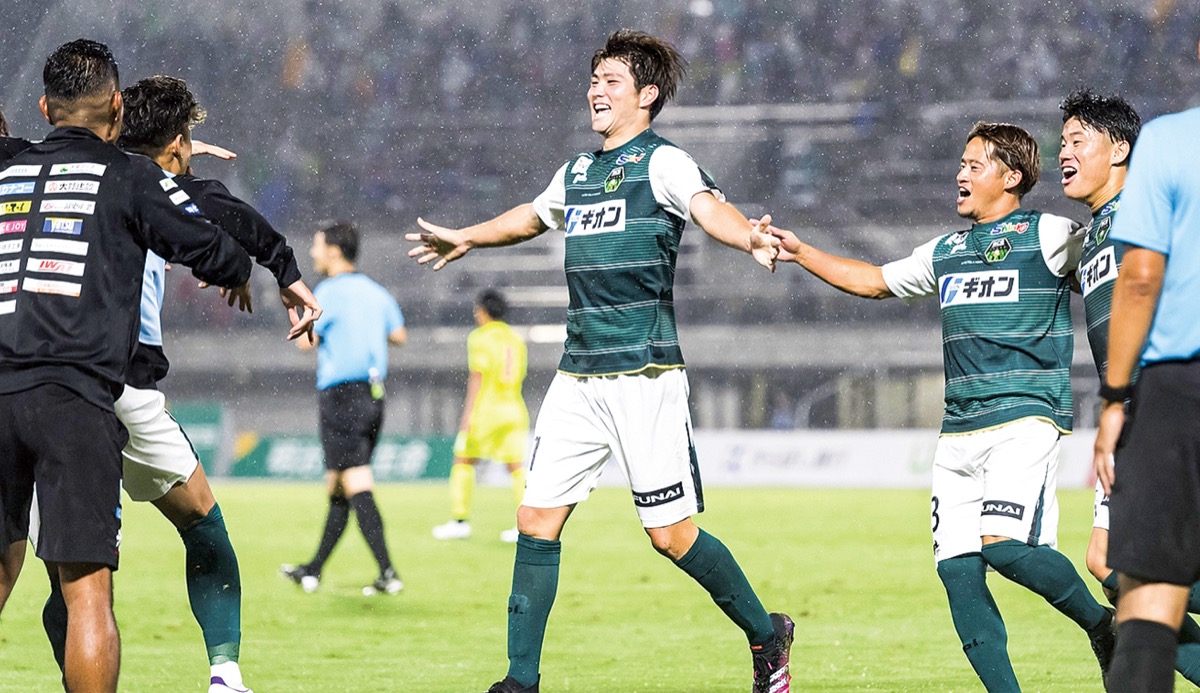 点を決めベンチにかけよるDF木村=SC相模原提供