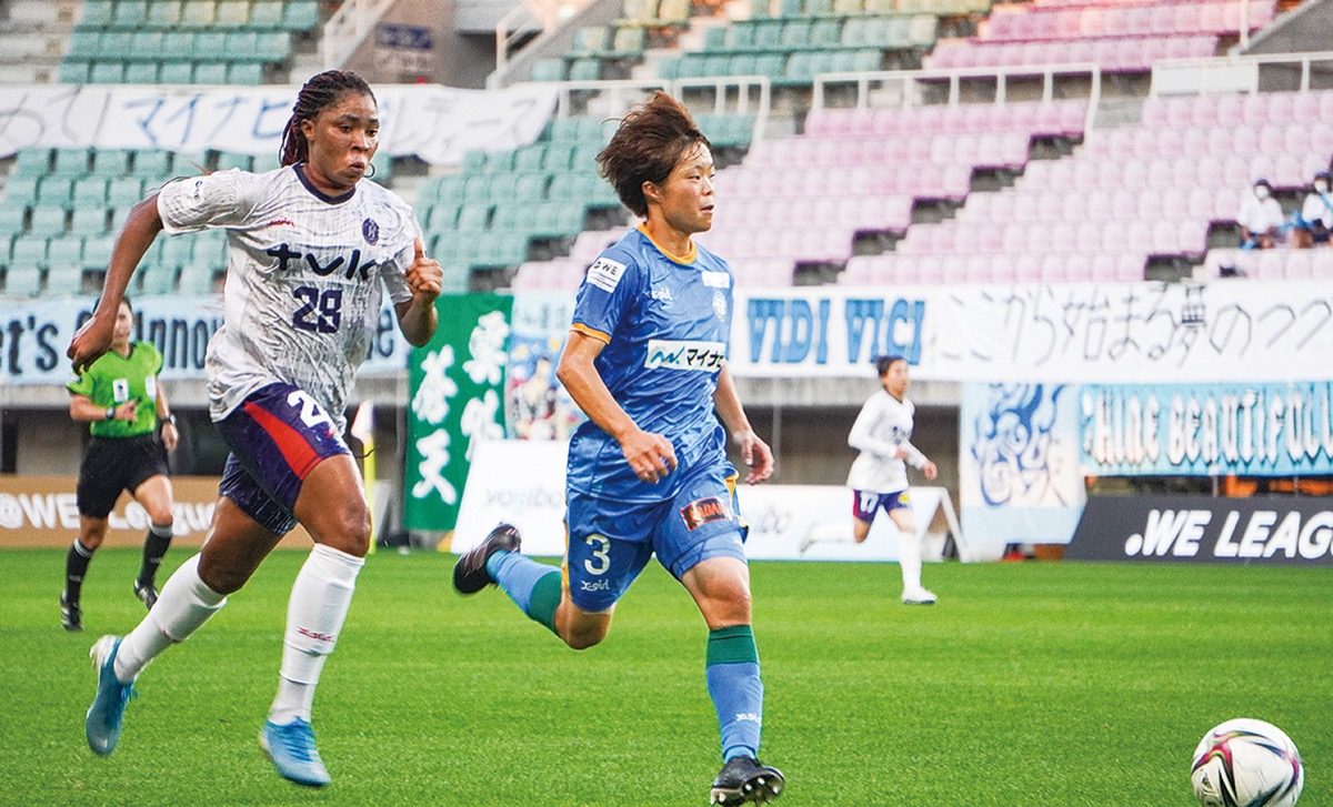 攻撃を仕掛けるサンデイ・ロペス（左）＝ノジマステラ神奈川相模原提供