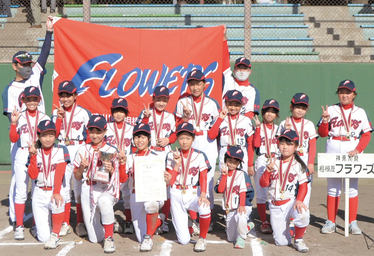 優勝を果たして喜ぶ相模原フラワーズのメンバー