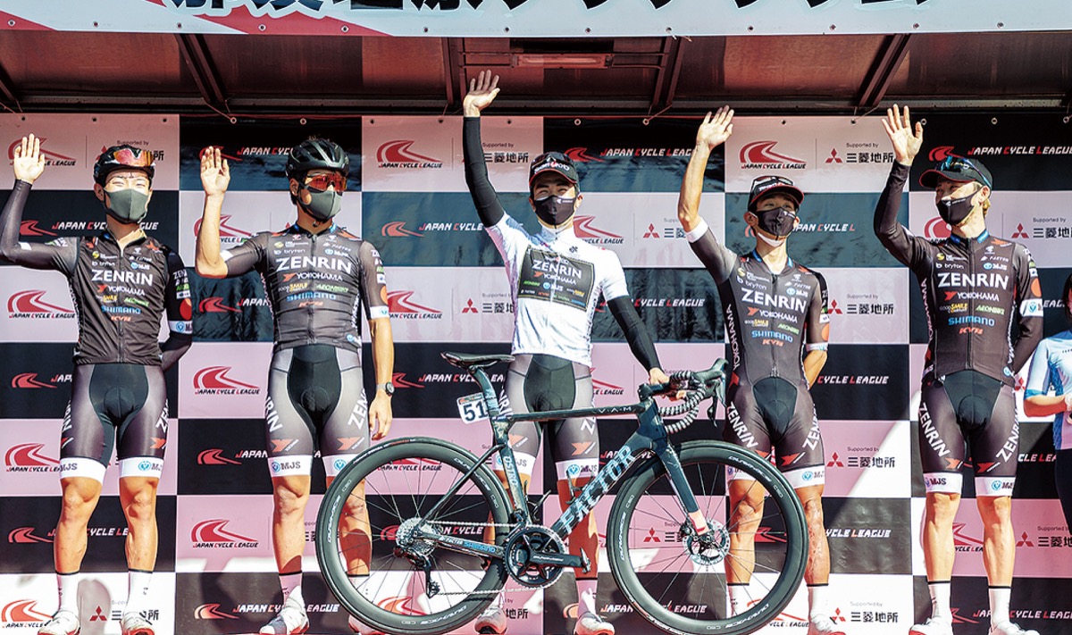 リーグ最終戦後、写真を撮るチームメンバー