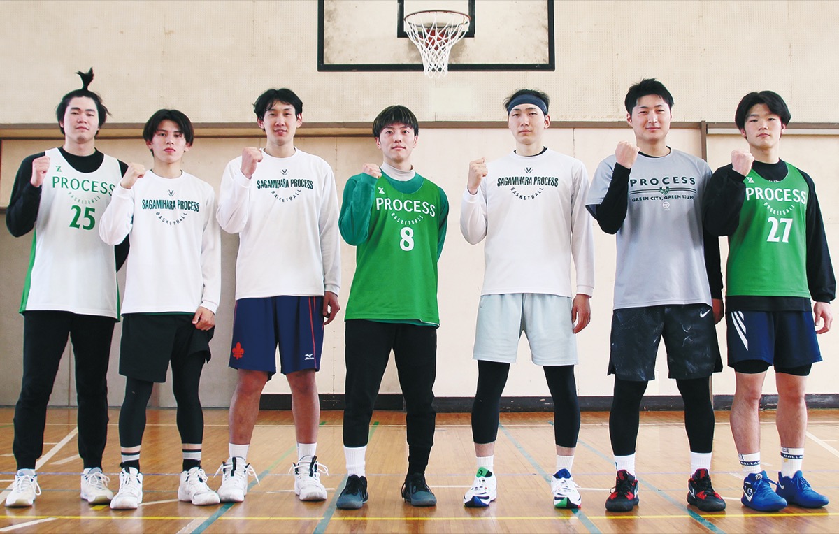 バスケットボールの3人制プロリーグに参戦する「PROCESS．EXE」の選手たち。左から5番目は草野佑太代表＝11日、市体育館