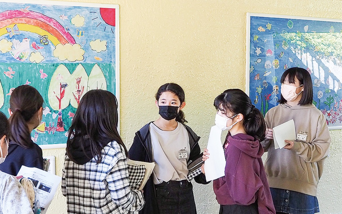 飾った絵をお披露目する児童