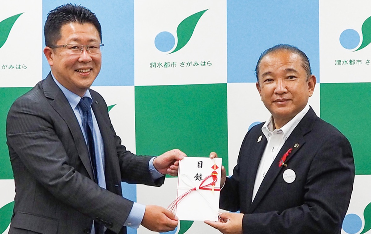 本村市長（右）に寄付を渡す高田社長