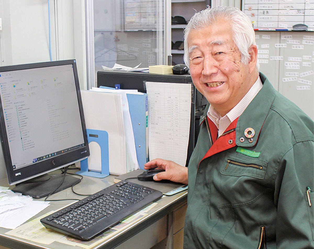 笑顔で答える柳谷社長