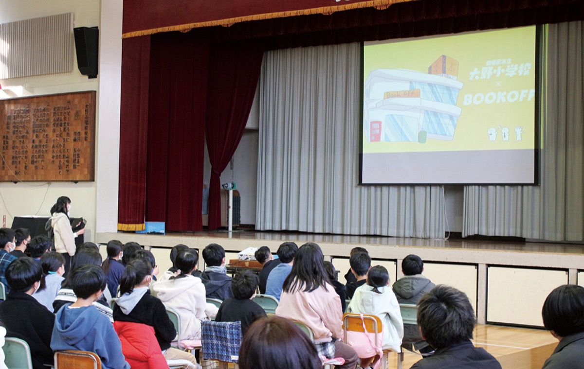 保護者らを招いてのCM発表会