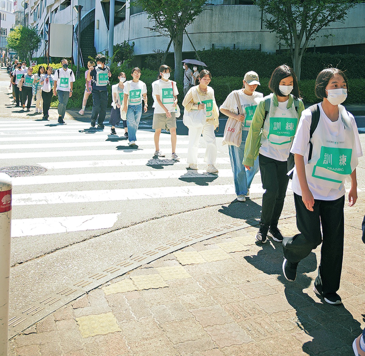相模大野駅から同公園まで誘導される参加者