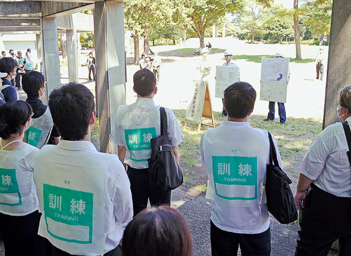 同公園で運行状況を確認する参加者