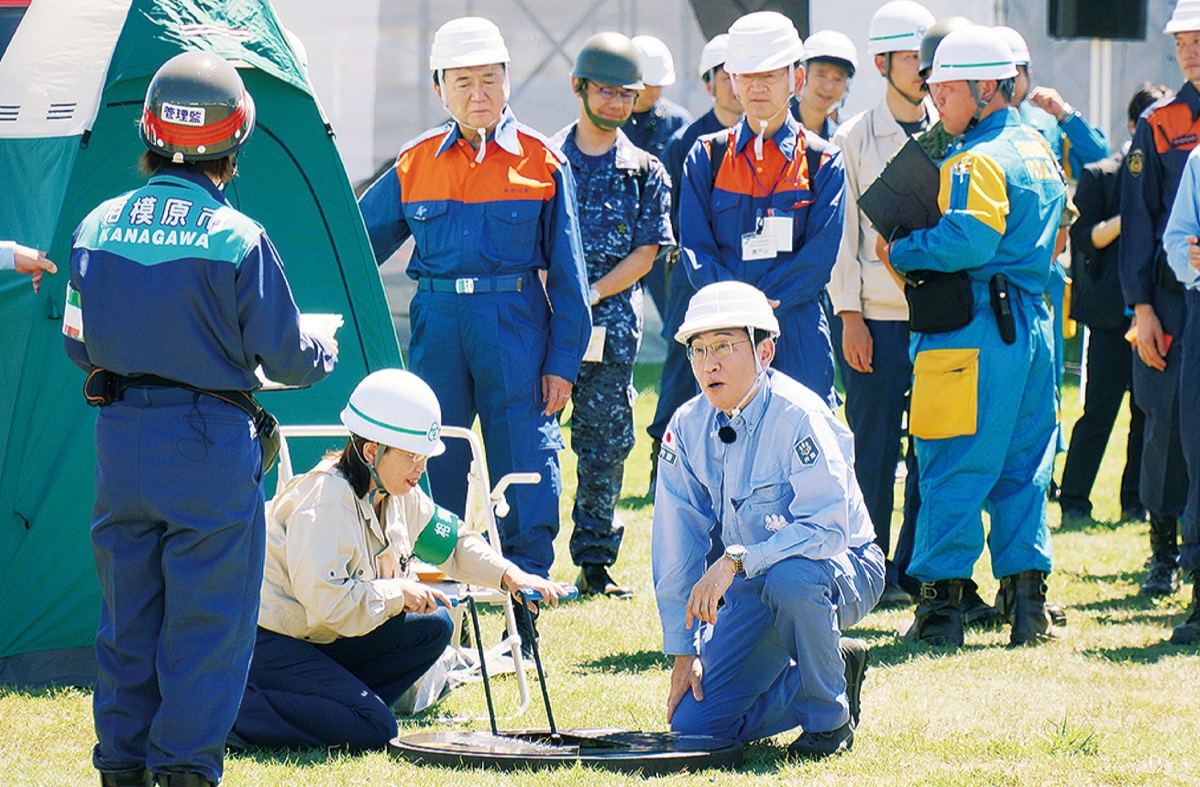 職員からマンホールといれについて説明を受ける岸田首相